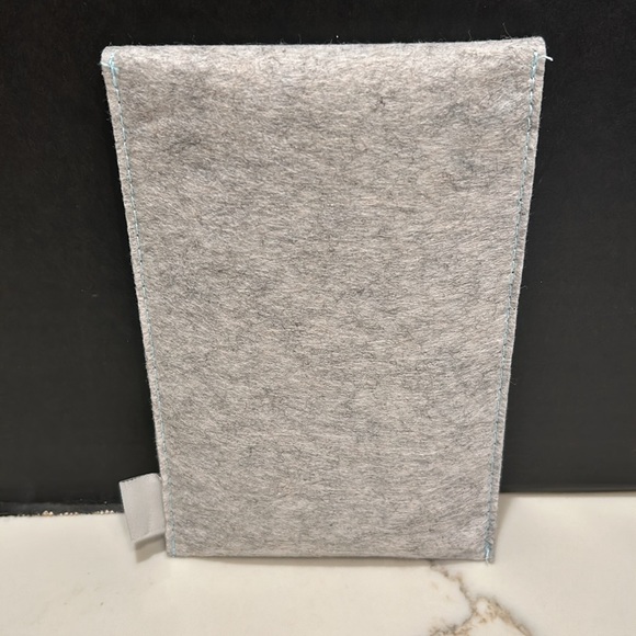 HAWAIIAN AIRLINES Gray Pouch with Wooden Tag 🌺🌺 - Picture 2 of 5